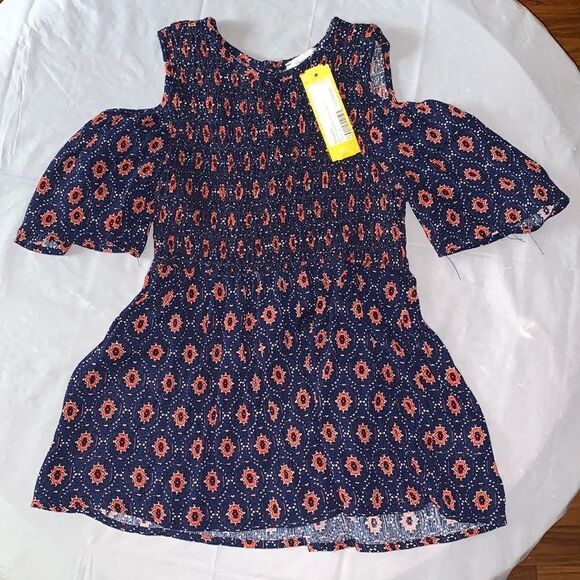 NWT Smocked Cold Shoulder Top. Size Small - Picture 1 of 4